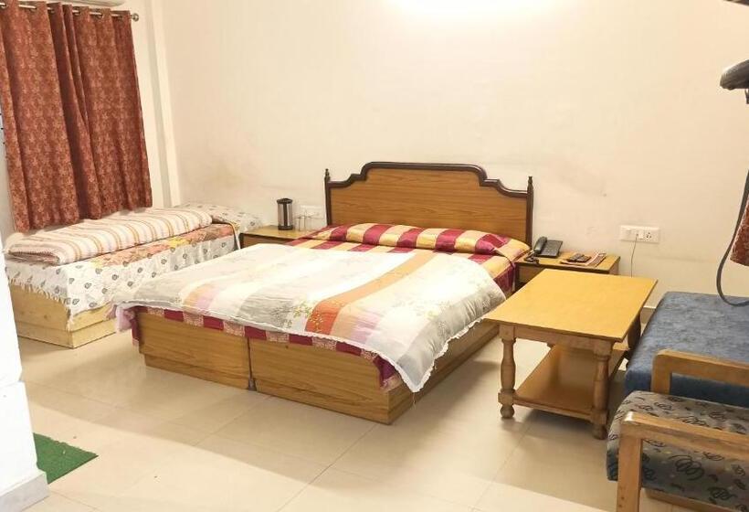 חדר סטנדרט לשלושה, Siddharth