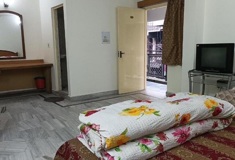 חדר סטנדרט לארבעה, Siddharth