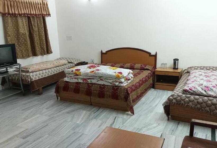 חדר סטנדרט לארבעה, Siddharth