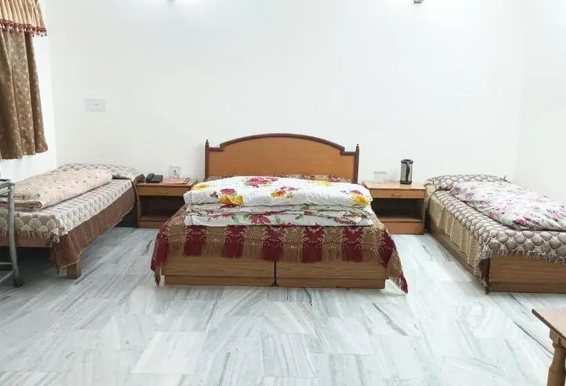 اتاق استاندارد چهار تخته, Siddharth