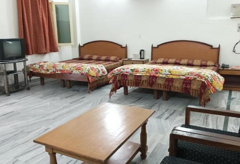 חדר סטנדרט לארבעה, Siddharth