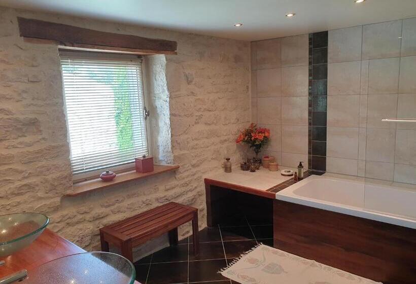 غرفة قياسية مطلّة علي الحديقة, Les écuries