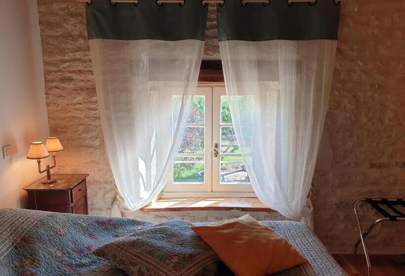 غرفة قياسية مطلّة علي الحديقة, Les écuries