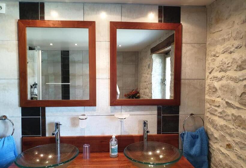 غرفة قياسية مطلّة علي الحديقة, Les écuries