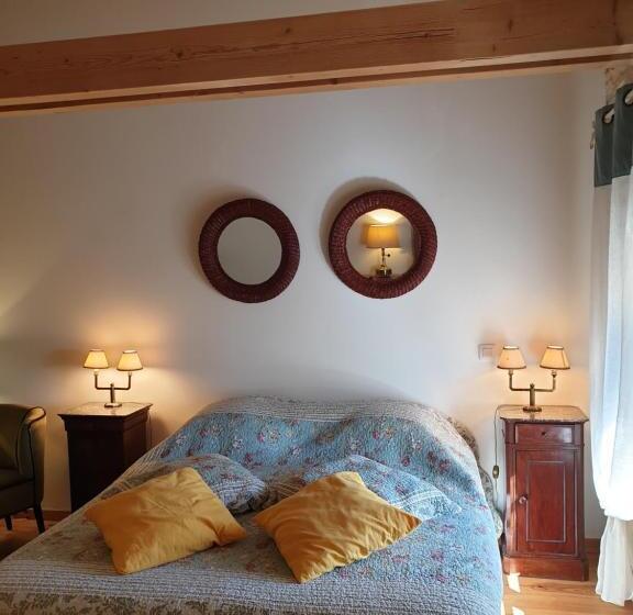 غرفة قياسية مطلّة علي الحديقة, Les écuries