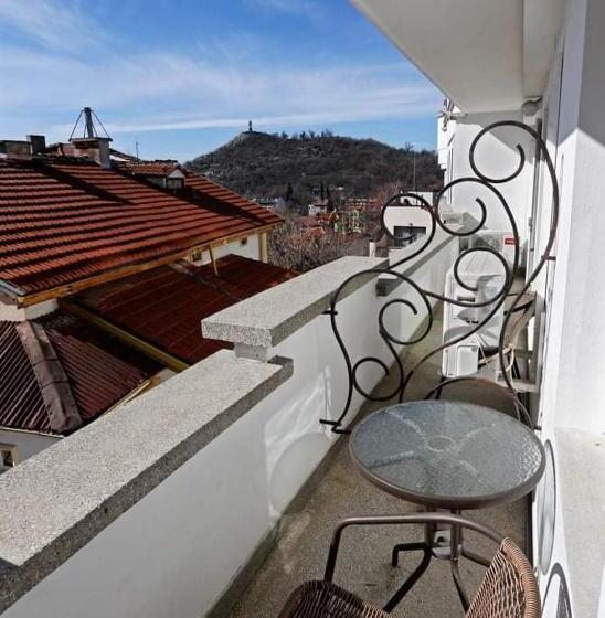 패밀리 스튜디오, The White House Plovdiv