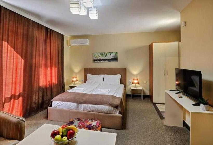 패밀리 스튜디오, The White House Plovdiv