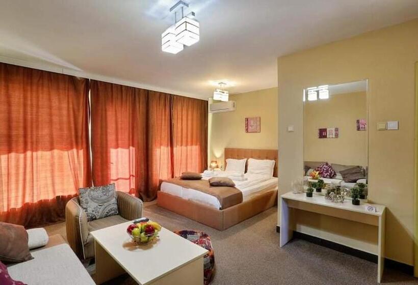 패밀리 스튜디오, The White House Plovdiv