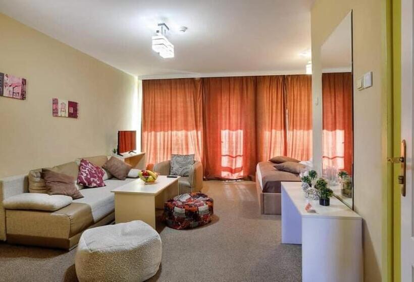 패밀리 스튜디오, The White House Plovdiv