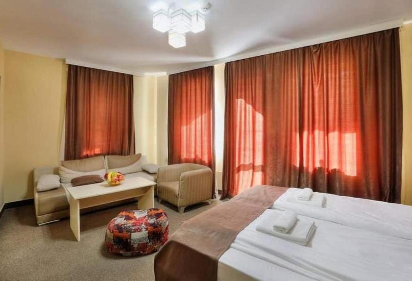 패밀리 스튜디오, The White House Plovdiv