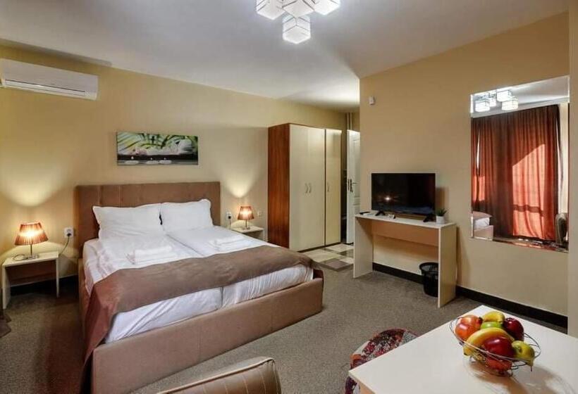 패밀리 스튜디오, The White House Plovdiv