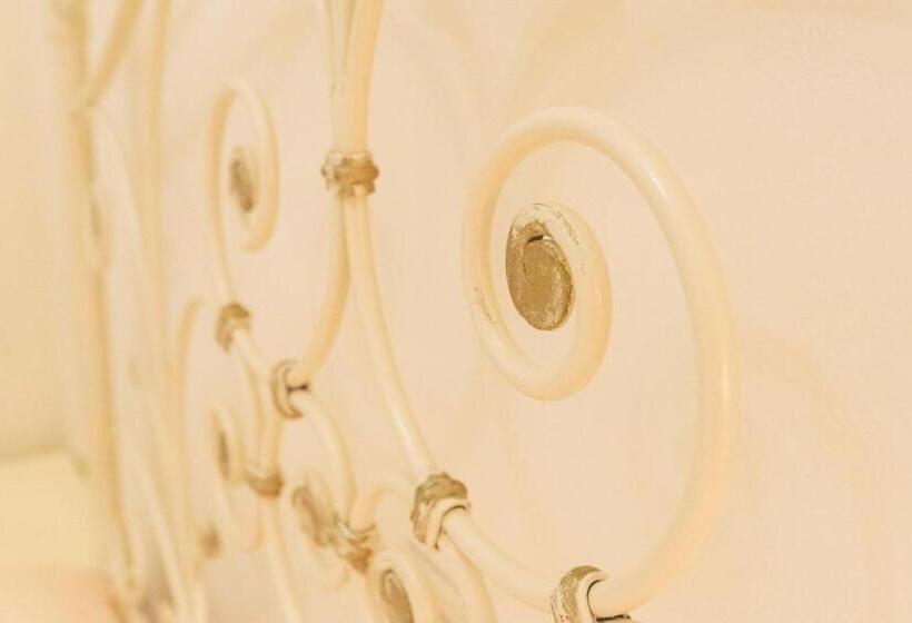 标准单人间, Belvedere