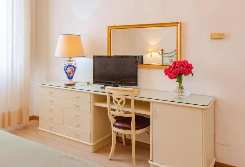 标准三人间, Belvedere