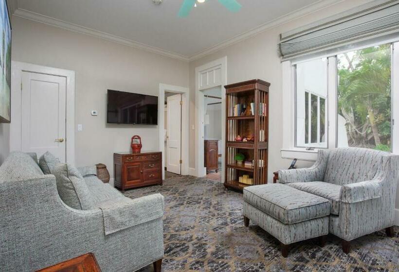 جناح غرفتين نوم, Shangrila Springs