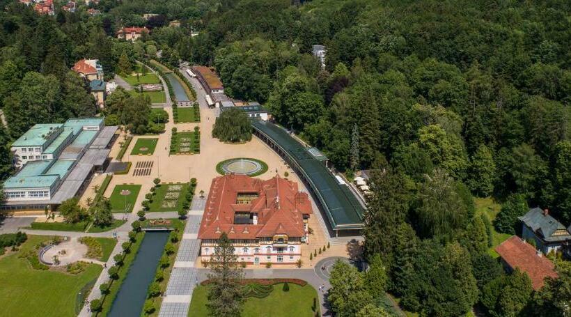 标准单人间, Jestřabí