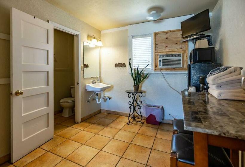 Студия Стандарт, The Historic Leakey Inn