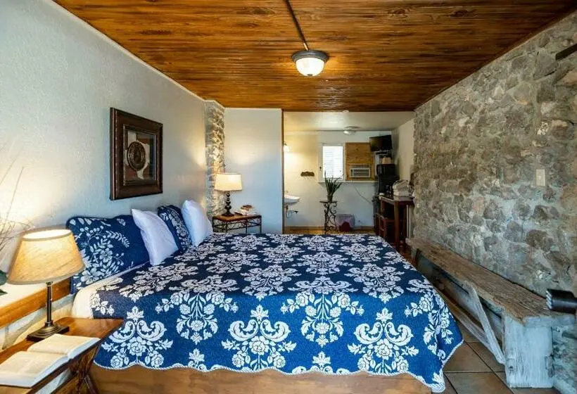 スタンダードスタジオ, The Historic Leakey Inn