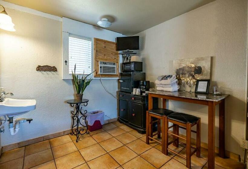 스탠다드 스튜디오, The Historic Leakey Inn