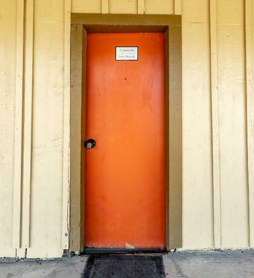 스탠다드 스튜디오, The Historic Leakey Inn