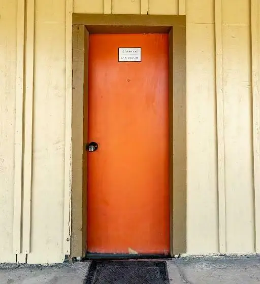 スタンダードスタジオ, The Historic Leakey Inn
