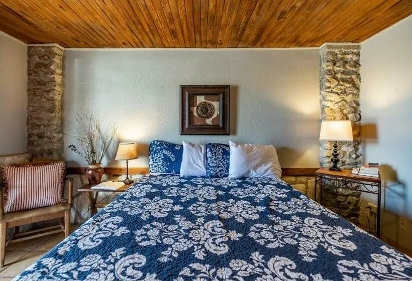 スタンダードスタジオ, The Historic Leakey Inn