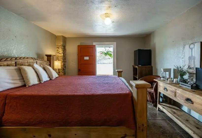 キングサイズベッドのスタンダードルーム, The Historic Leakey Inn