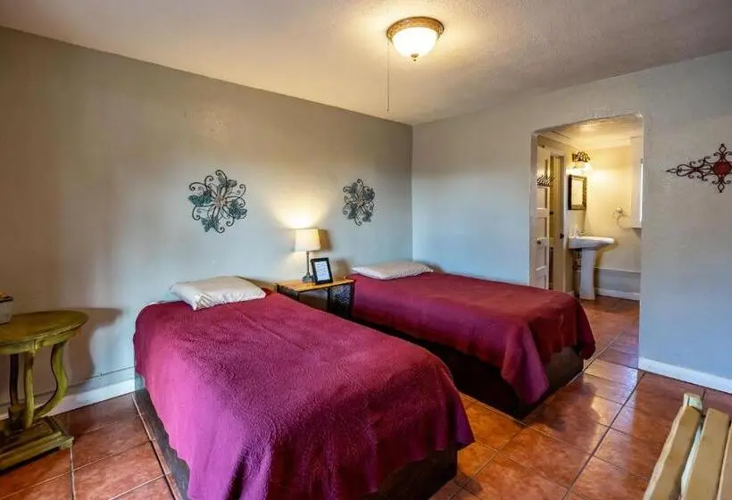 スタンダード４人部屋, The Historic Leakey Inn