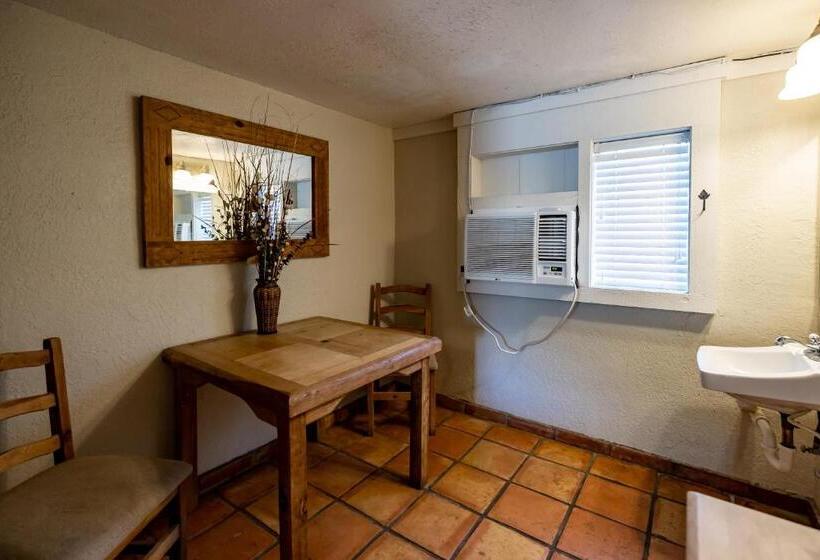 스탠다드 룸, The Historic Leakey Inn