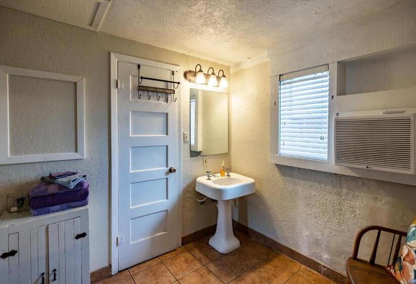 스탠다드 스튜디오, The Historic Leakey Inn