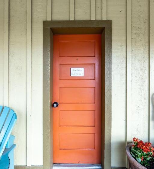 스탠다드 스튜디오, The Historic Leakey Inn