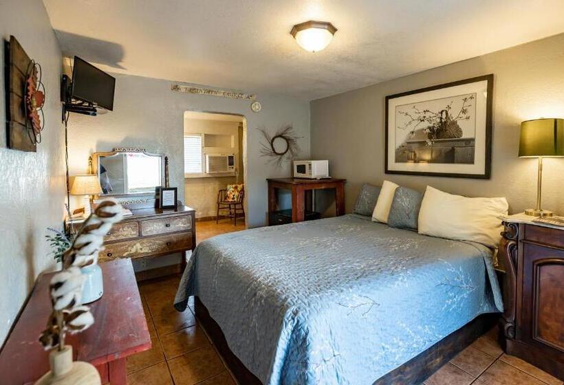 Студия Стандарт, The Historic Leakey Inn