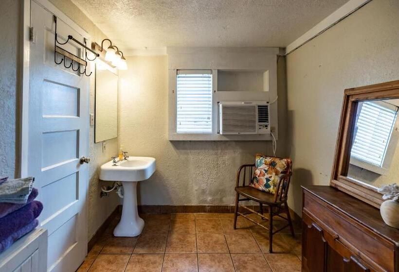 스탠다드 스튜디오, The Historic Leakey Inn