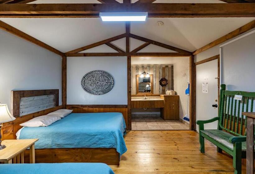 디럭스 스튜디오, The Historic Leakey Inn