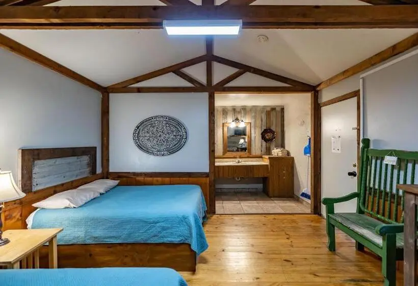 デラックススタジオ, The Historic Leakey Inn
