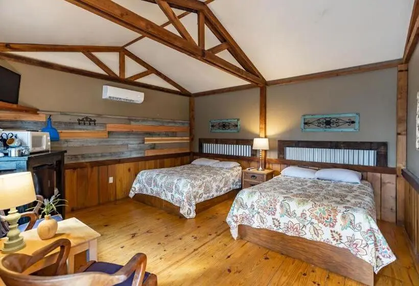 デラックススタジオ, The Historic Leakey Inn