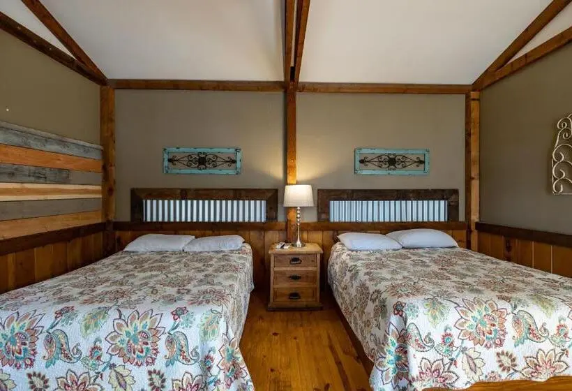 デラックススタジオ, The Historic Leakey Inn