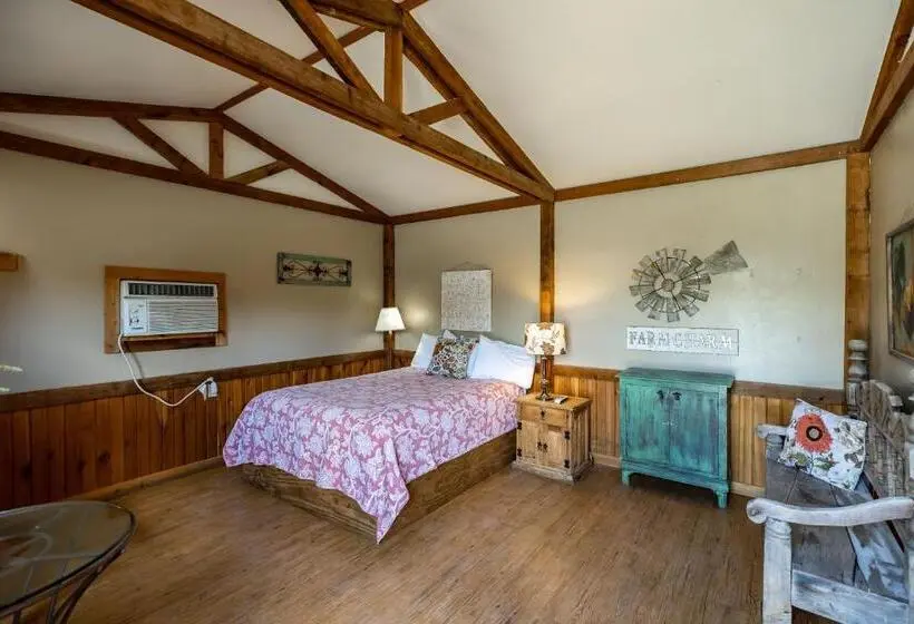 スタンダードスタジオ, The Historic Leakey Inn