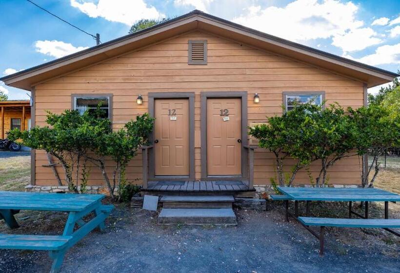 디럭스 스튜디오, The Historic Leakey Inn