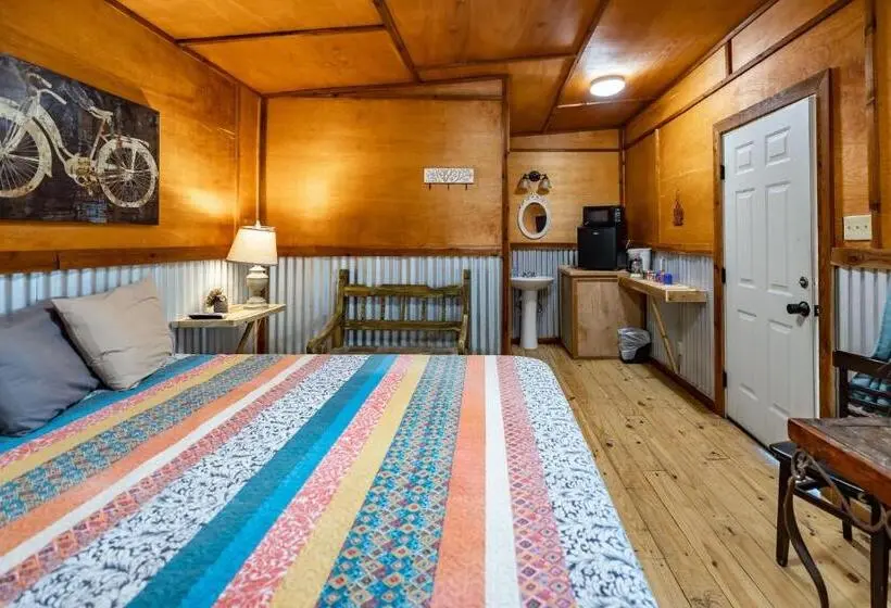 キングサイズベッドのスタンダードルーム, The Historic Leakey Inn