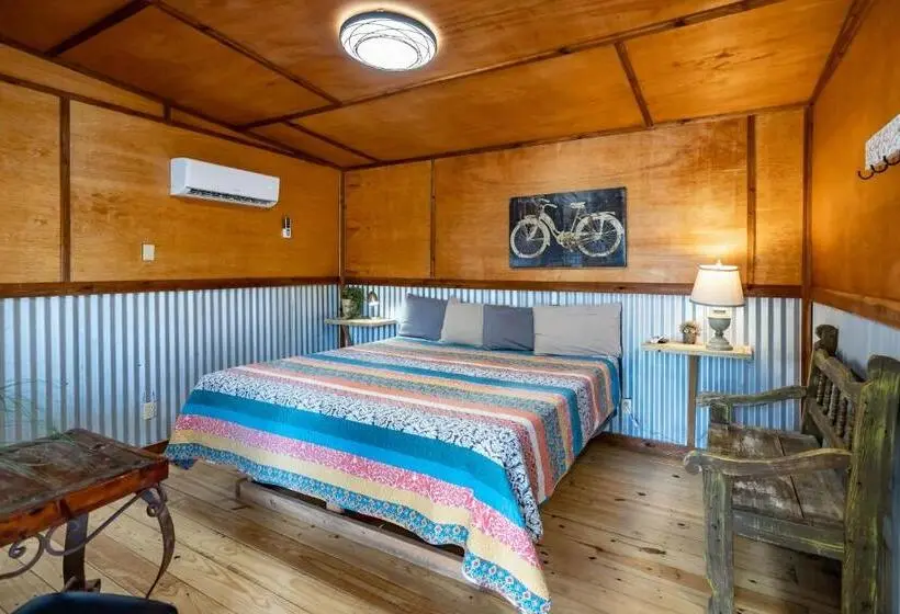 キングサイズベッドのスタンダードルーム, The Historic Leakey Inn