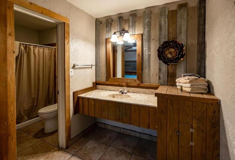 4인용 스탠다드 룸, The Historic Leakey Inn