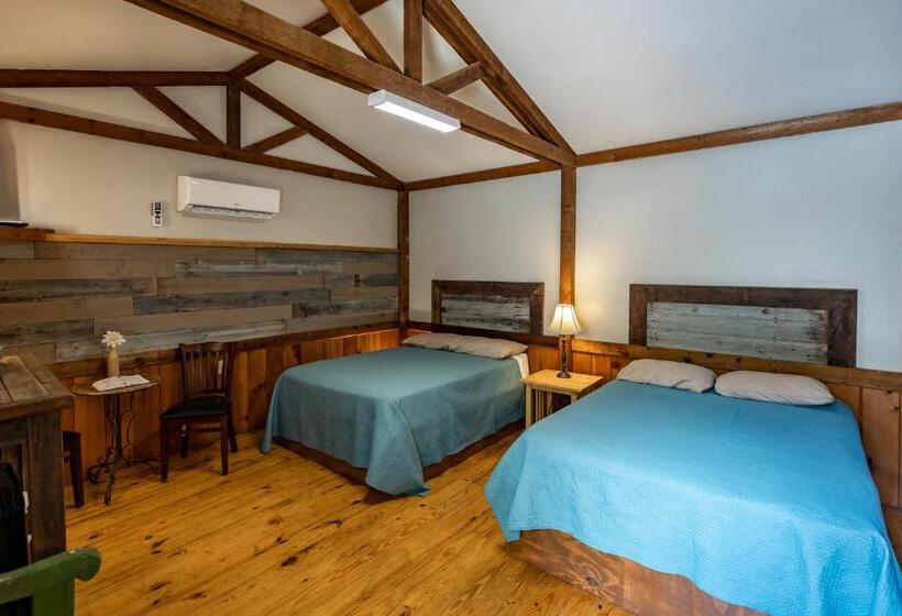 Четырехместный Номер Стандарт, The Historic Leakey Inn