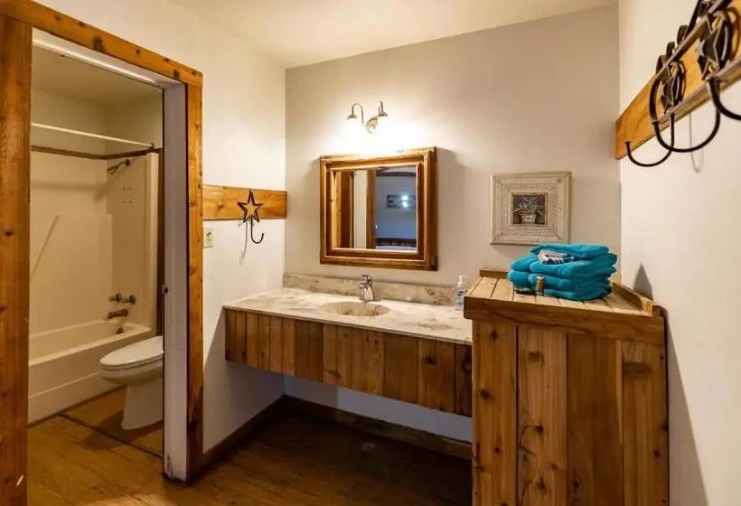 スタンダードスタジオ, The Historic Leakey Inn