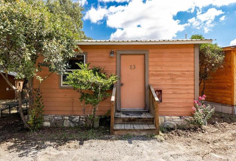 스탠다드 스튜디오, The Historic Leakey Inn