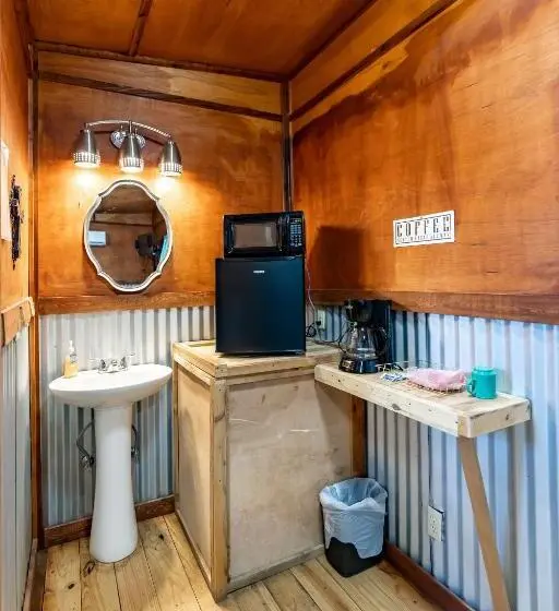 キングサイズベッドのスタンダードルーム, The Historic Leakey Inn