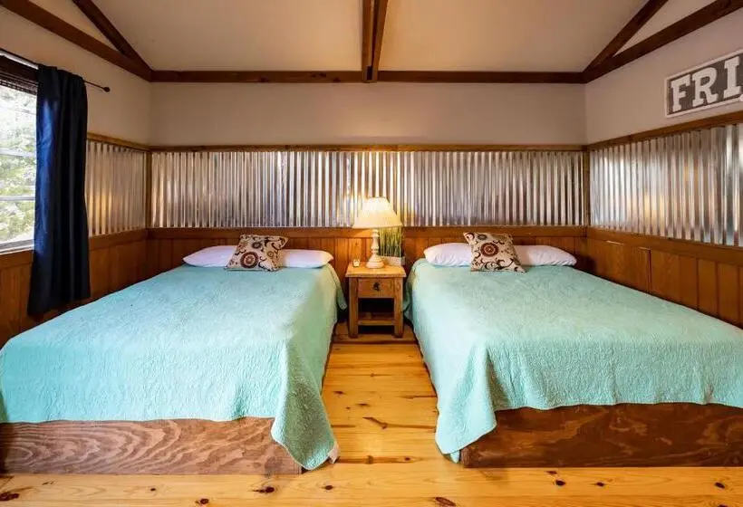 デラックススタジオ, The Historic Leakey Inn