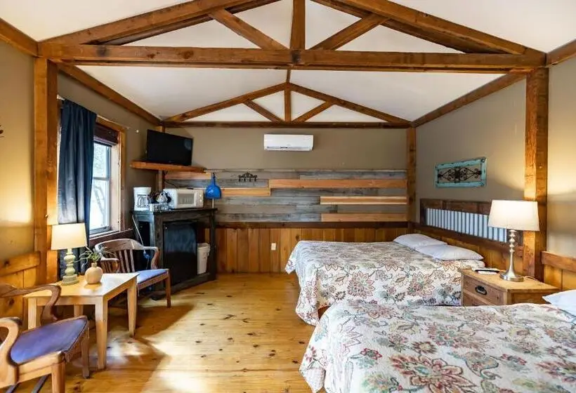 デラックススタジオ, The Historic Leakey Inn