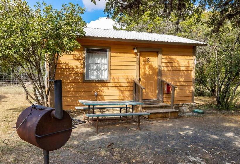 디럭스 스튜디오, The Historic Leakey Inn