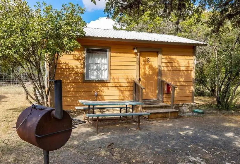 デラックススタジオ, The Historic Leakey Inn