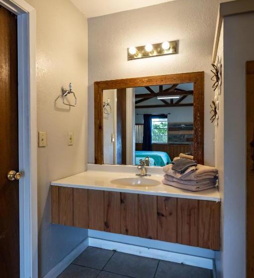 디럭스 스튜디오, The Historic Leakey Inn